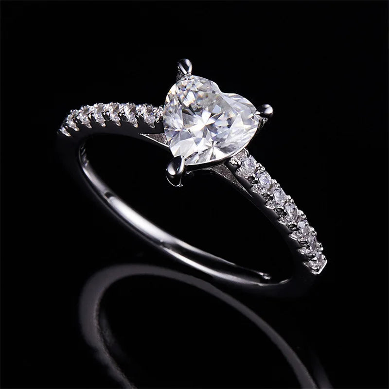 Classic Ring with Imitation Diamond - Timeless Elegance
